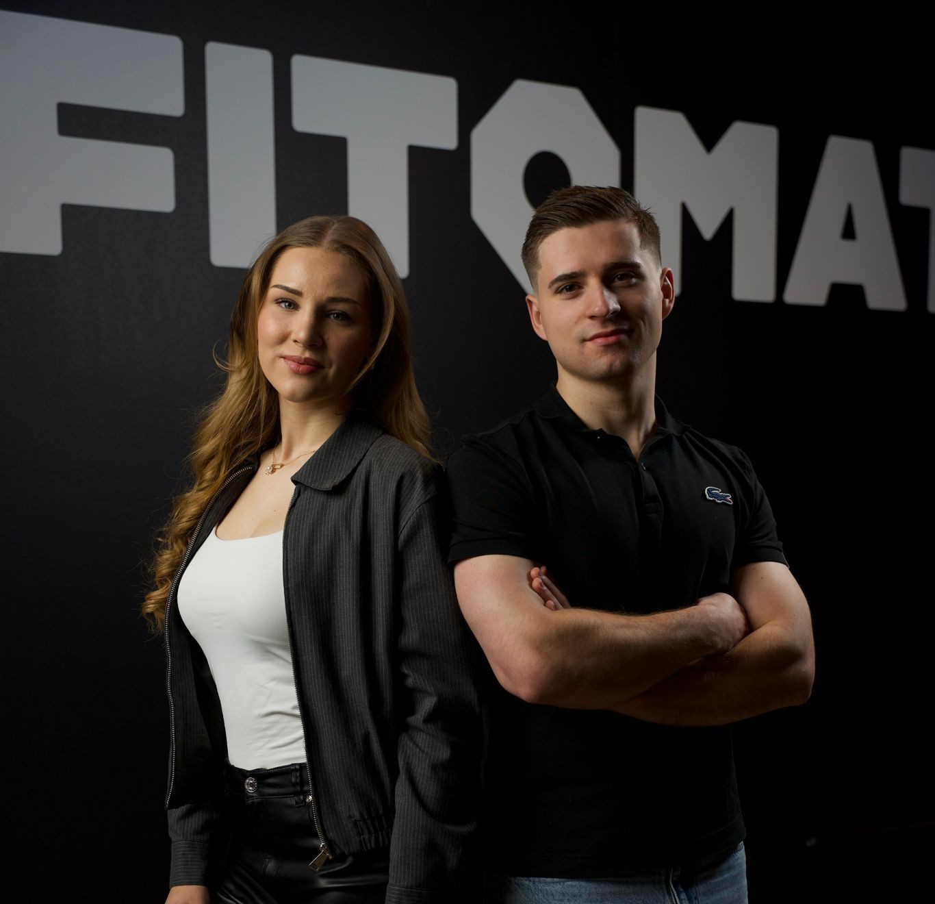 Das Team hinter FITOMAT Zwenkau vor dem FITOMAT Schriftzug